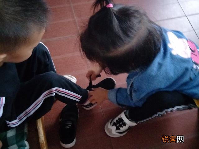 3岁孩子还不会自己吃饭,老人说到幼儿园就自然会自己吃了,是真的吗？