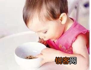 3岁孩子还不会自己吃饭,老人说到幼儿园就自然会自己吃了,是真的吗？