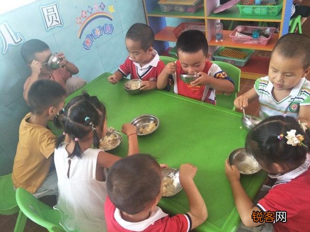 3岁孩子还不会自己吃饭,老人说到幼儿园就自然会自己吃了,是真的吗？