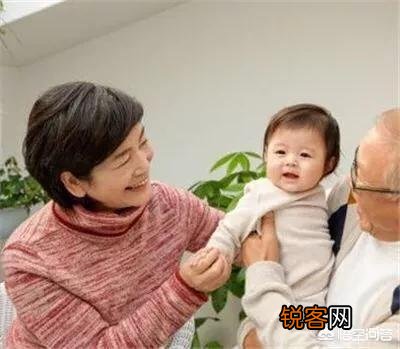 孩子吃东西时婆婆总会先吃一口,该怎么办？