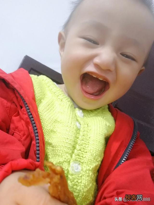 一岁三个月的男宝,每天几乎只吃母乳能行吗？