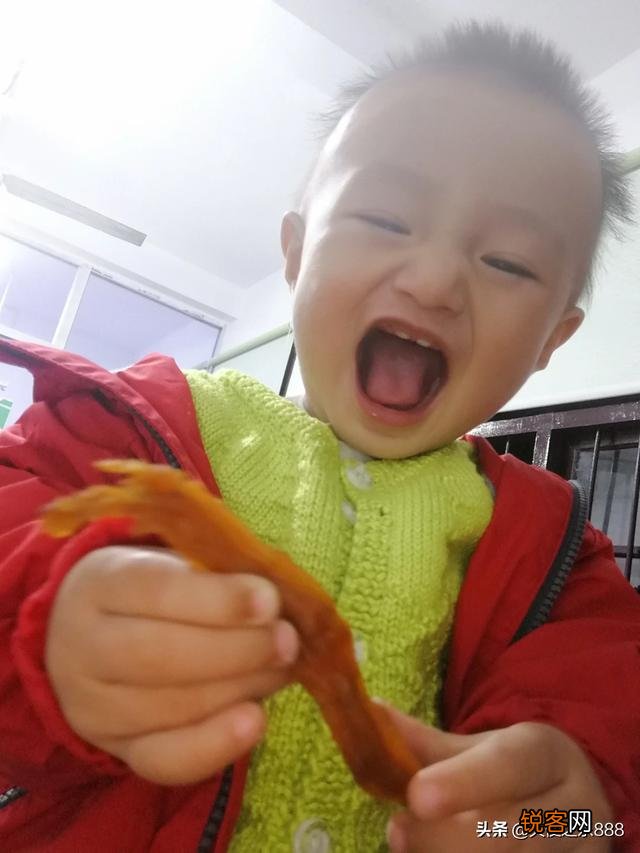 一岁三个月的男宝,每天几乎只吃母乳能行吗？