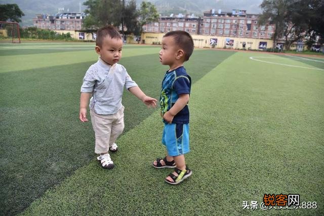 一岁三个月的男宝,每天几乎只吃母乳能行吗？