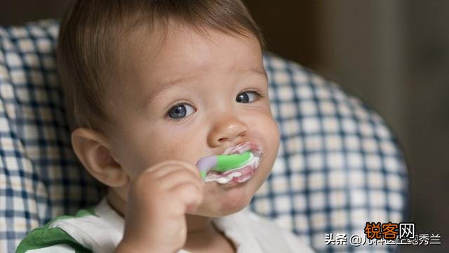 一岁三个月的男宝,每天几乎只吃母乳能行吗？