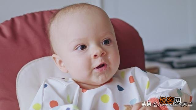 一岁三个月的男宝,每天几乎只吃母乳能行吗？