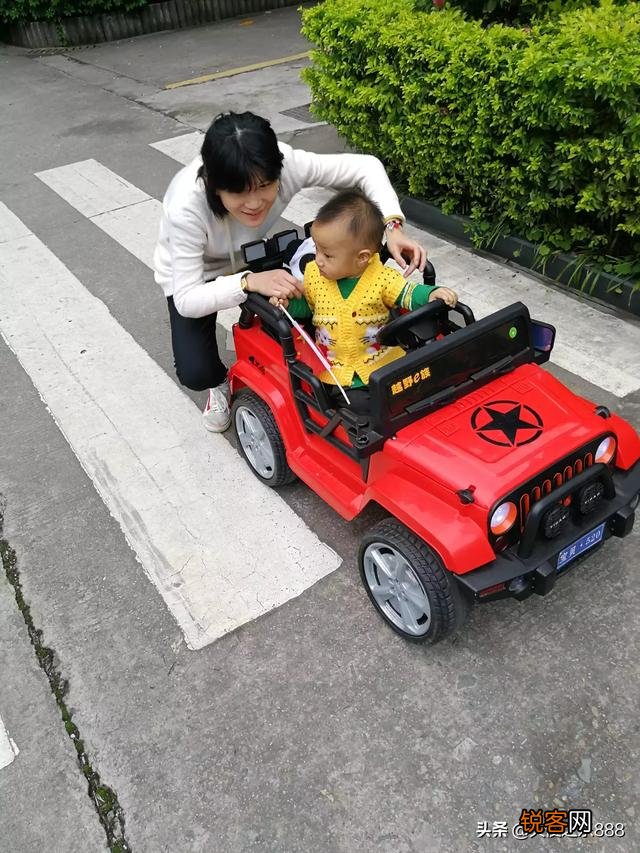 一岁三个月的男宝,每天几乎只吃母乳能行吗？