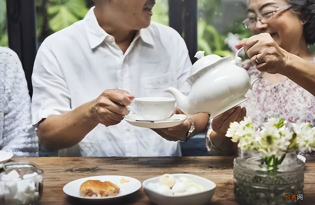 年纪大了喝茶好吗 50岁后牢记“2喝2不喝”，早懂早受益