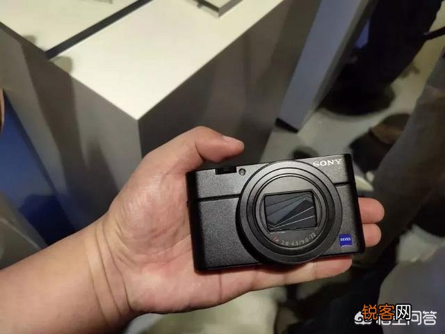 现在还有摄影师爱用索尼黑卡rx100系列当备机吗？