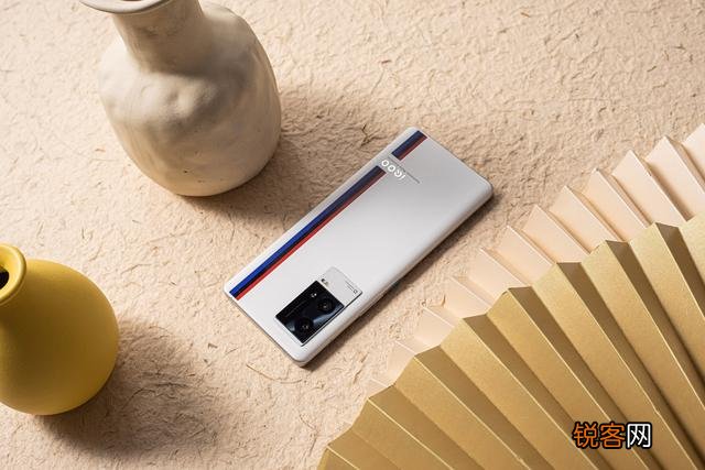 想买个3000-4000档位的手机,要求拍照清晰,有哪些品牌手机可以推荐？