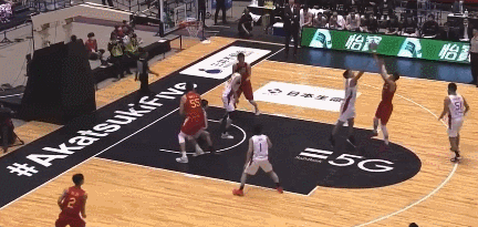 男篮世界杯中国大胜日本 周琦伤退