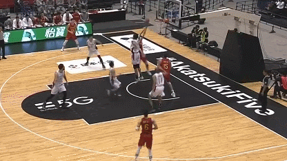 男篮世界杯中国大胜日本 周琦伤退