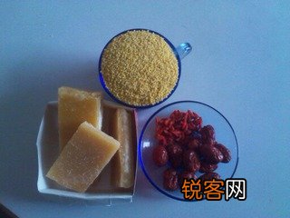 红枣枸杞小米粥的做法