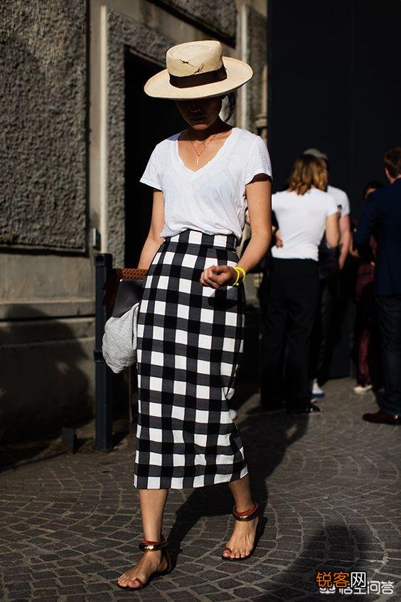 经典的“奥利奥”配色,怎么穿才不会无聊？