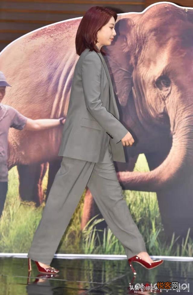 都说高级灰是职场女性必备,高级灰色该如何搭配才能彰显高级感?