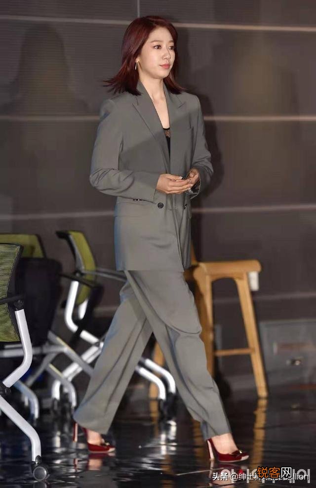 都说高级灰是职场女性必备,高级灰色该如何搭配才能彰显高级感?