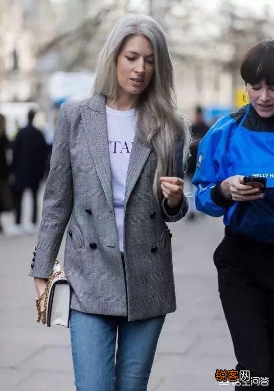 都说高级灰是职场女性必备,高级灰色该如何搭配才能彰显高级感?