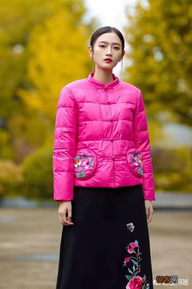 在搭配衣服的时候,应该如何进行颜色搭配？
