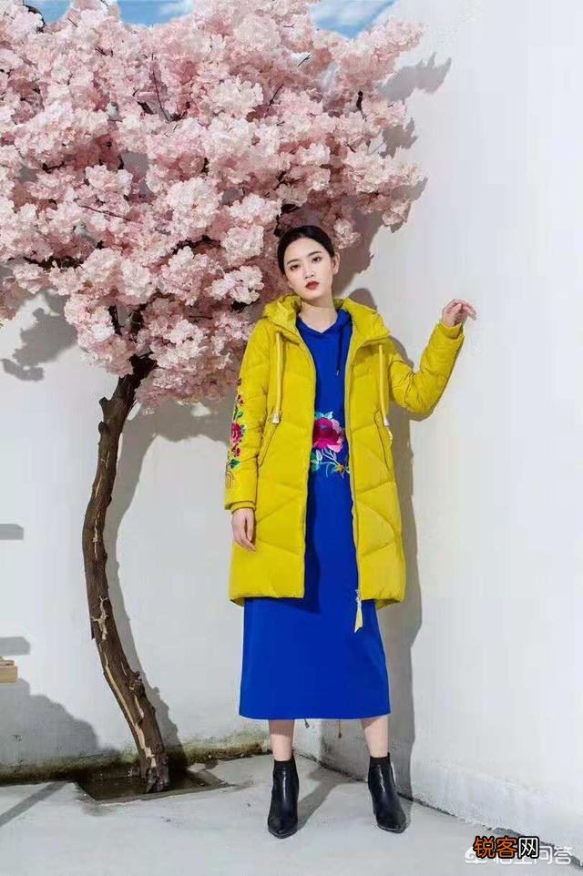 在搭配衣服的时候,应该如何进行颜色搭配？