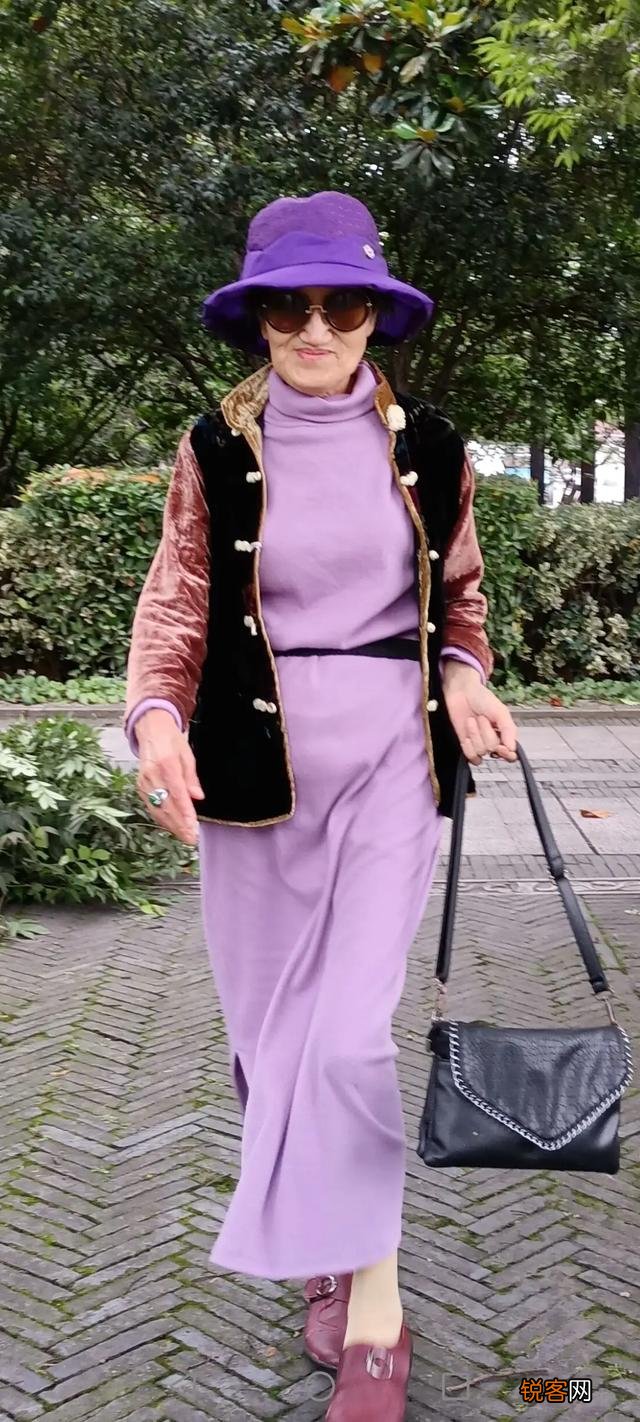 在搭配衣服的时候,应该如何进行颜色搭配？