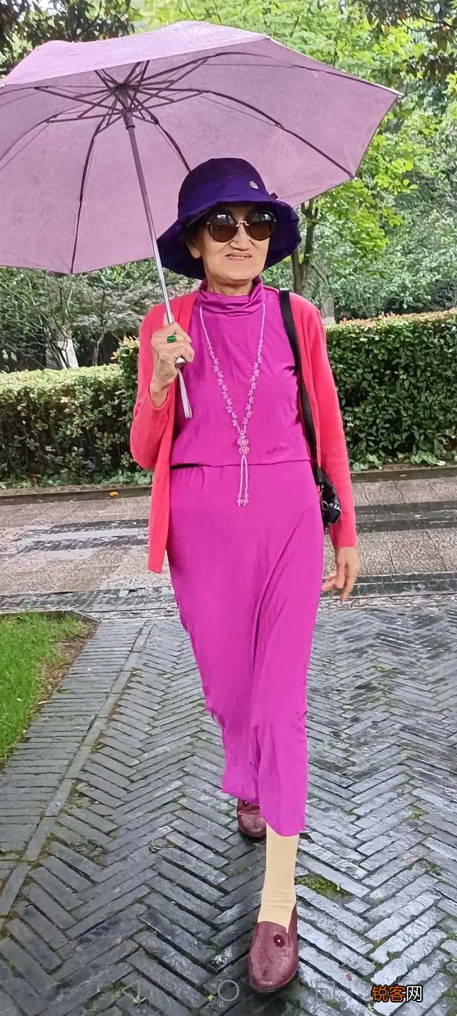 在搭配衣服的时候,应该如何进行颜色搭配？