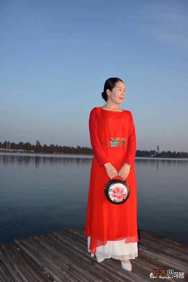 在搭配衣服的时候,应该如何进行颜色搭配？