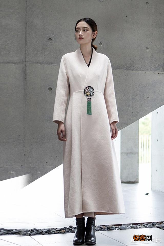 在搭配衣服的时候,应该如何进行颜色搭配？