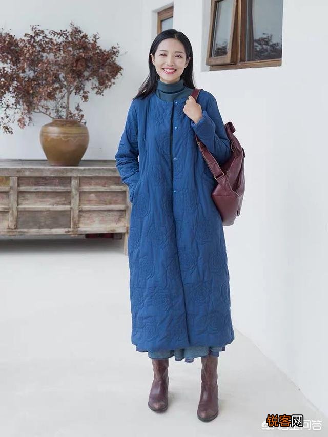 色彩艳丽的衣服怎么搭配看起来赏新悦目？有什么好的建议吗？
