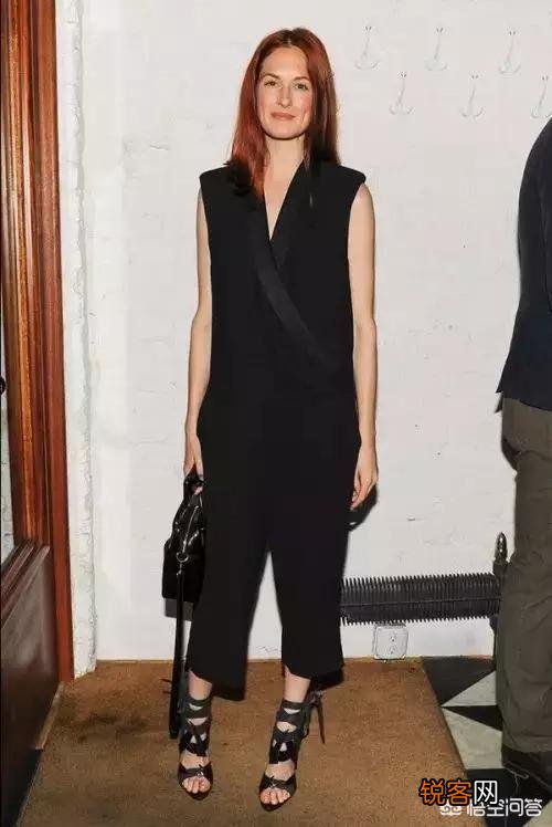 色彩艳丽的衣服怎么搭配看起来赏新悦目？有什么好的建议吗？