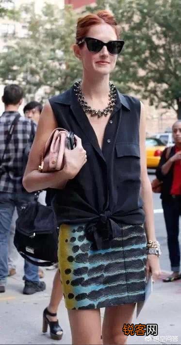 色彩艳丽的衣服怎么搭配看起来赏新悦目？有什么好的建议吗？