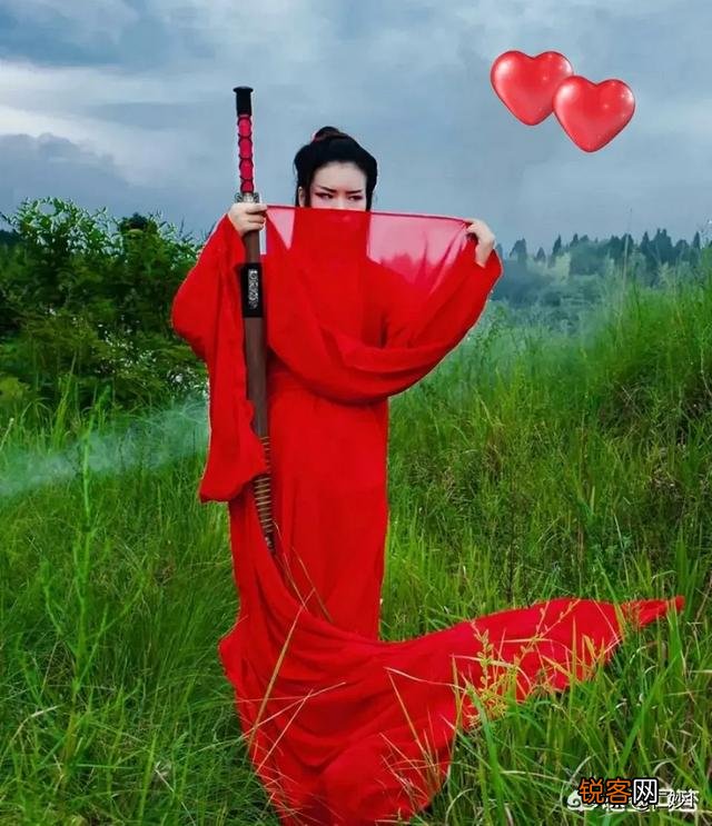 红色衣服怎样的色彩搭配协调？