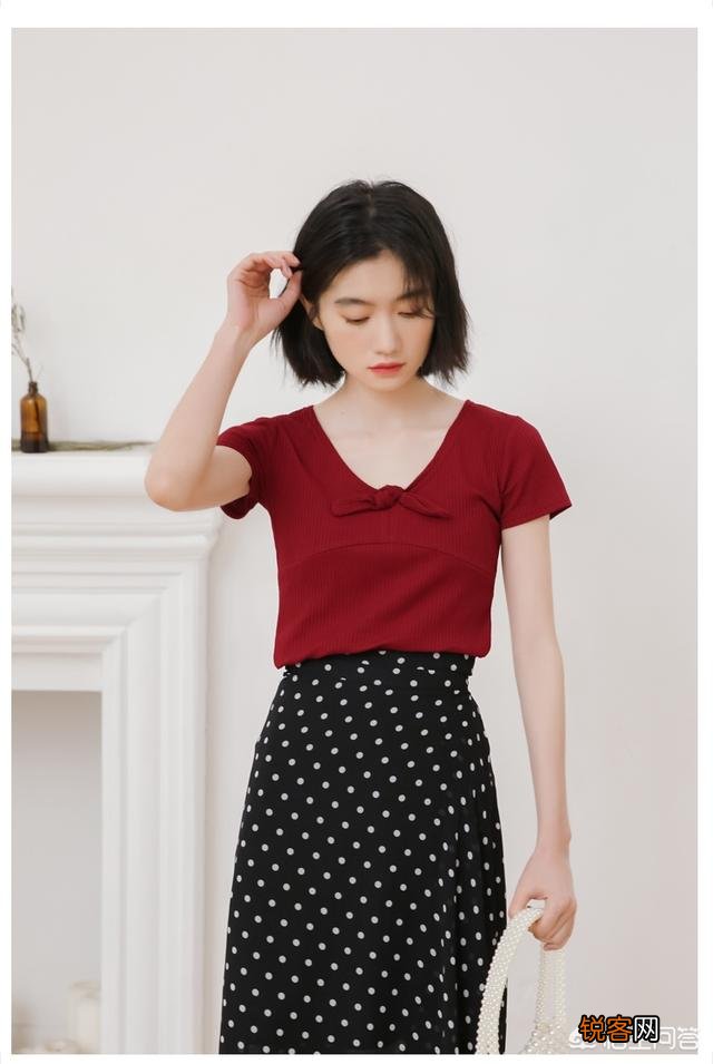 红色衣服怎样的色彩搭配协调？