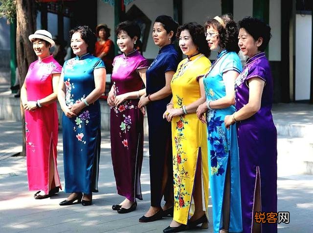 人像摄影搭配哪些颜色,可以体现出明媚、时尚、洋气、优雅？