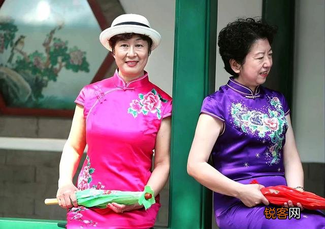 人像摄影搭配哪些颜色,可以体现出明媚、时尚、洋气、优雅？
