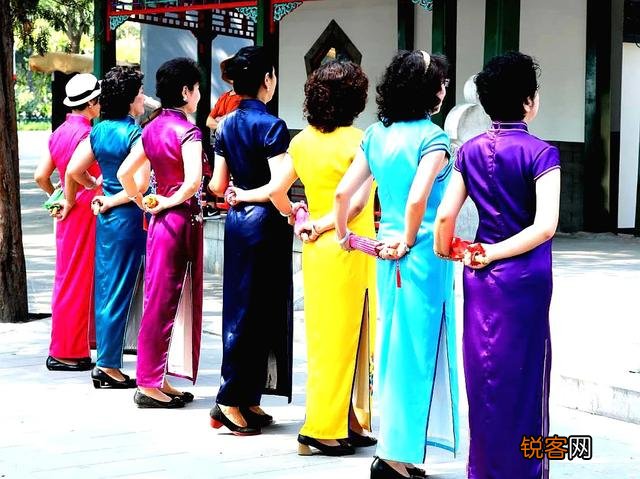 人像摄影搭配哪些颜色,可以体现出明媚、时尚、洋气、优雅？