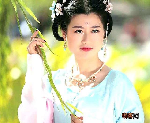 人像摄影搭配哪些颜色,可以体现出明媚、时尚、洋气、优雅？