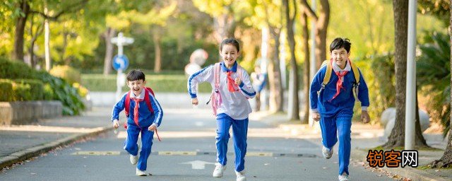 如何教育孩子不扔东西下楼 怎样教育孩子不扔东西下楼