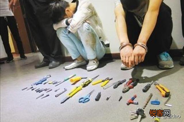 你睡到半夜听到客厅有人走动,家里就你一个人,此刻你该怎么办？