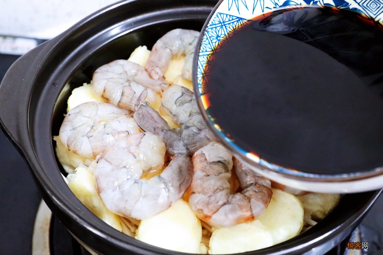 鲜虾豆腐煲的做法 ，鲜味十足，营养又下饭