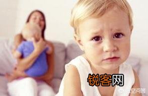 如何看待武汉一8岁女孩用开水给1岁多的弟弟洗澡,造成大面积烫伤？