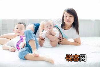 如何看待武汉一8岁女孩用开水给1岁多的弟弟洗澡,造成大面积烫伤？
