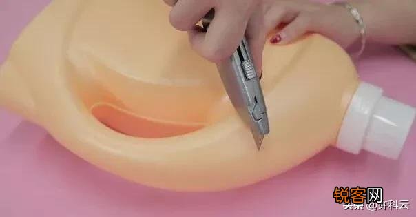 洗衣液桶怎样做花盆？