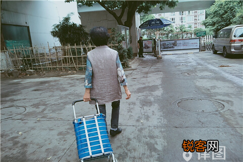 老人有退休金能要求赡养费吗，有退休金的老人可以要求赡养费吗
