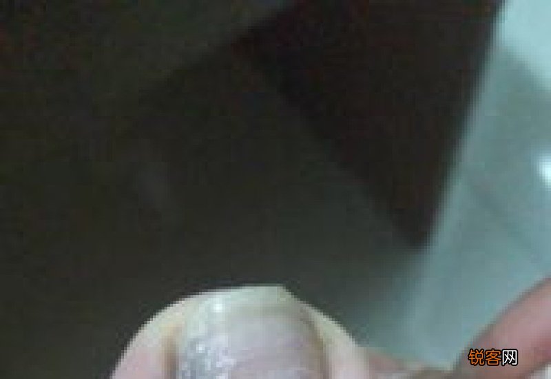 指甲里有白色斑块是为什么
