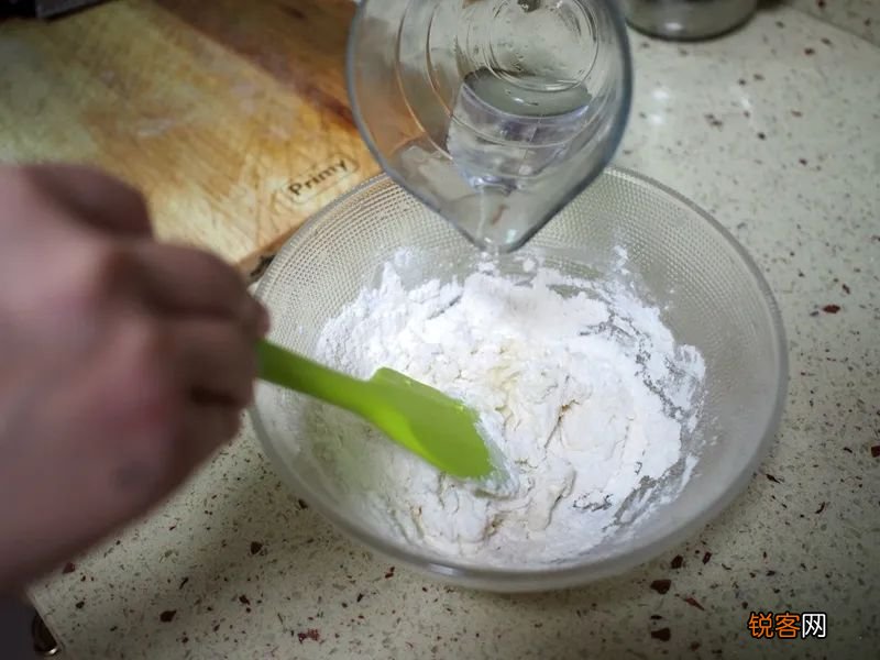 酱香饼的正宗做法 其实不用揉面平底锅就能做