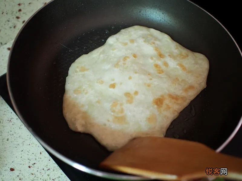 酱香饼的正宗做法 其实不用揉面平底锅就能做