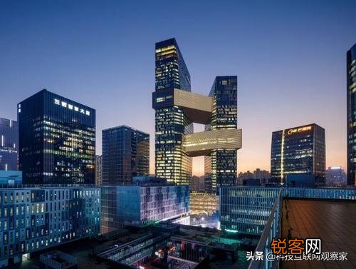 马化腾是个伟人吗？他对国家的贡献大吗？