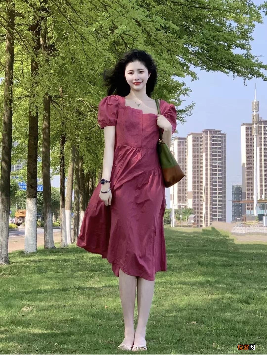 红色连衣裙怎么搭配时尚又气质 搭配什么颜色的鞋子和包包好看