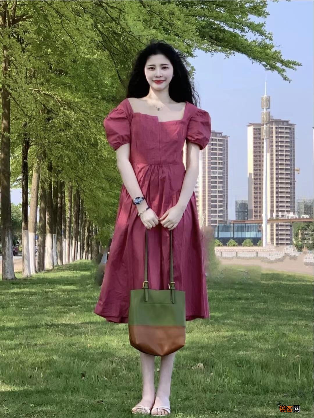 红色连衣裙怎么搭配时尚又气质 搭配什么颜色的鞋子和包包好看