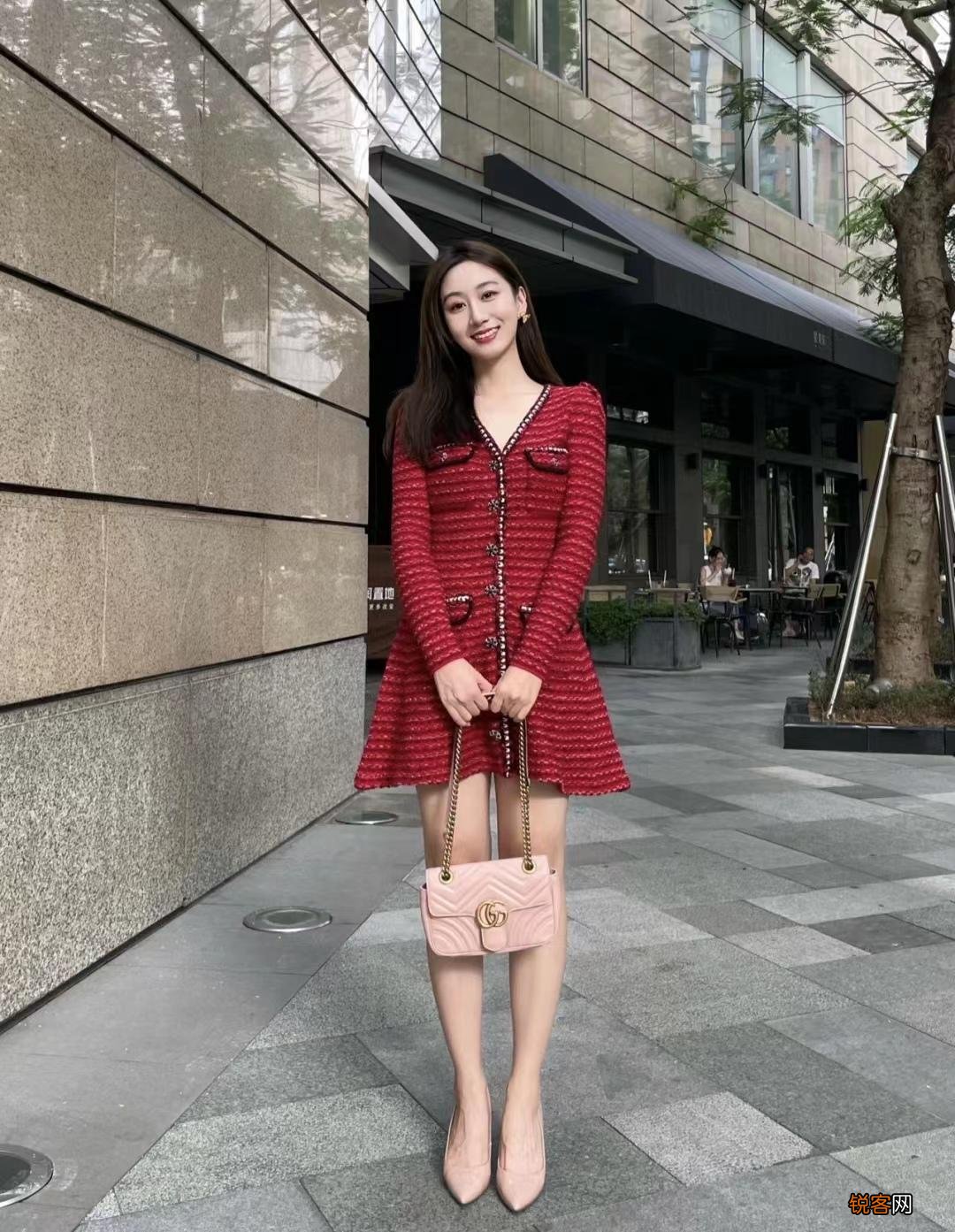 红色连衣裙怎么搭配时尚又气质 搭配什么颜色的鞋子和包包好看
