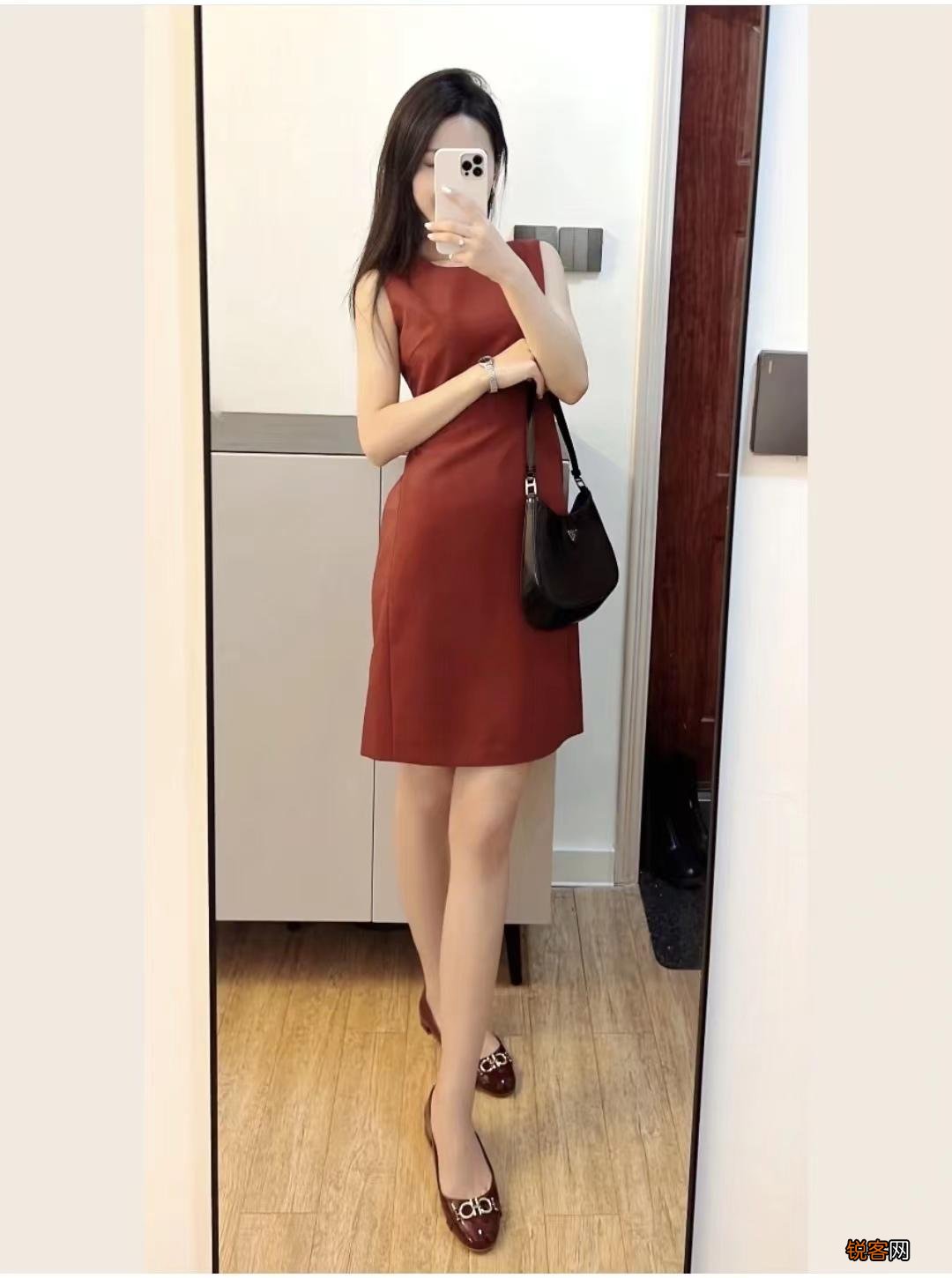红色连衣裙怎么搭配时尚又气质 搭配什么颜色的鞋子和包包好看